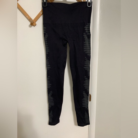 Spanx Leggings Aztec Stripes Seamless Leggings - Picture 5 of 7